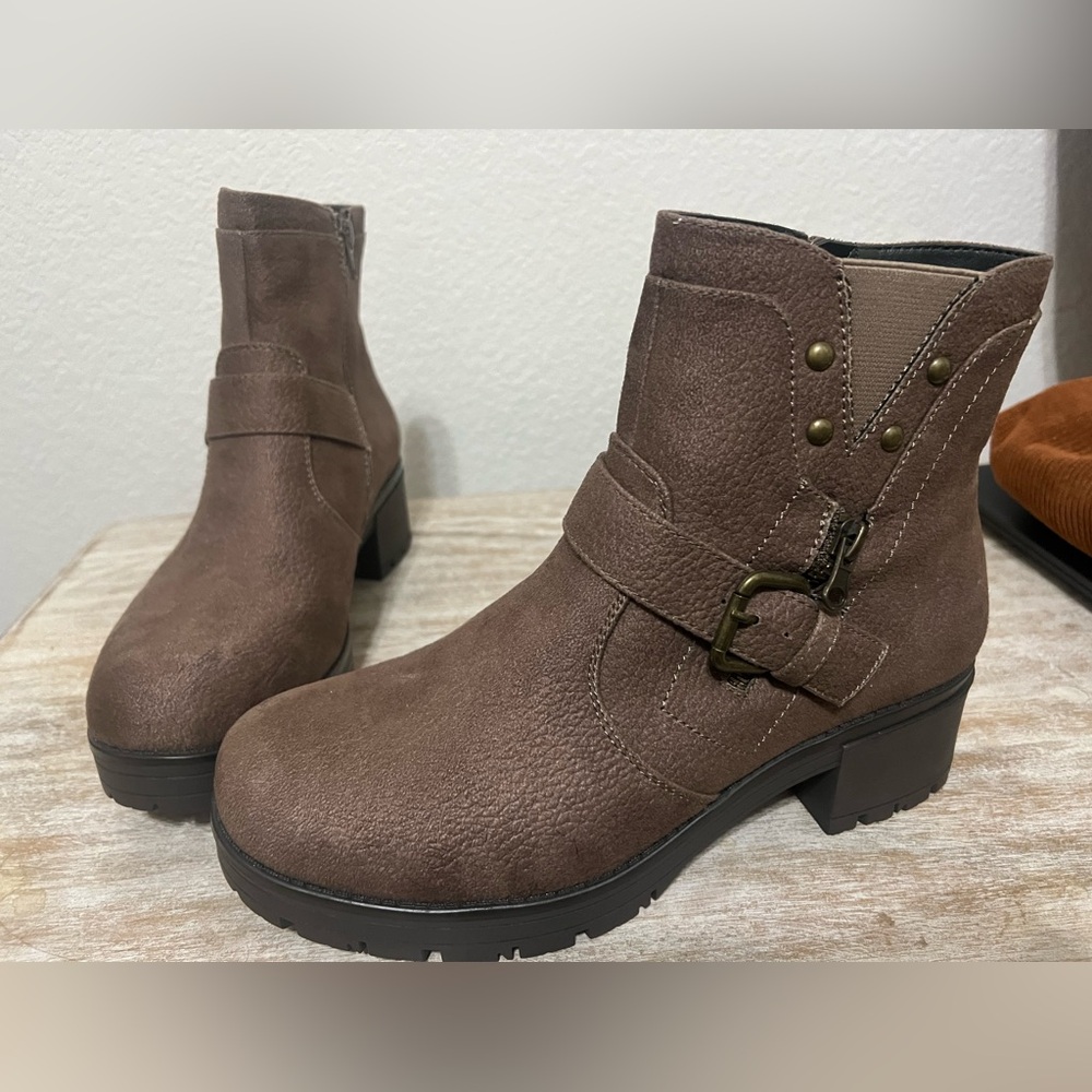 Brand New White Mountain Brown Boots 9 1/2 Medium width